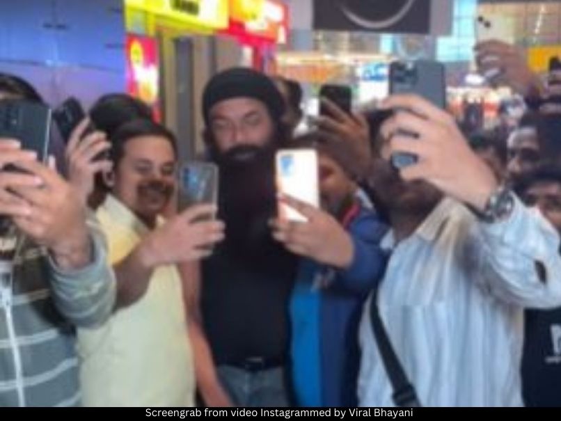 Bobby Deol airport 